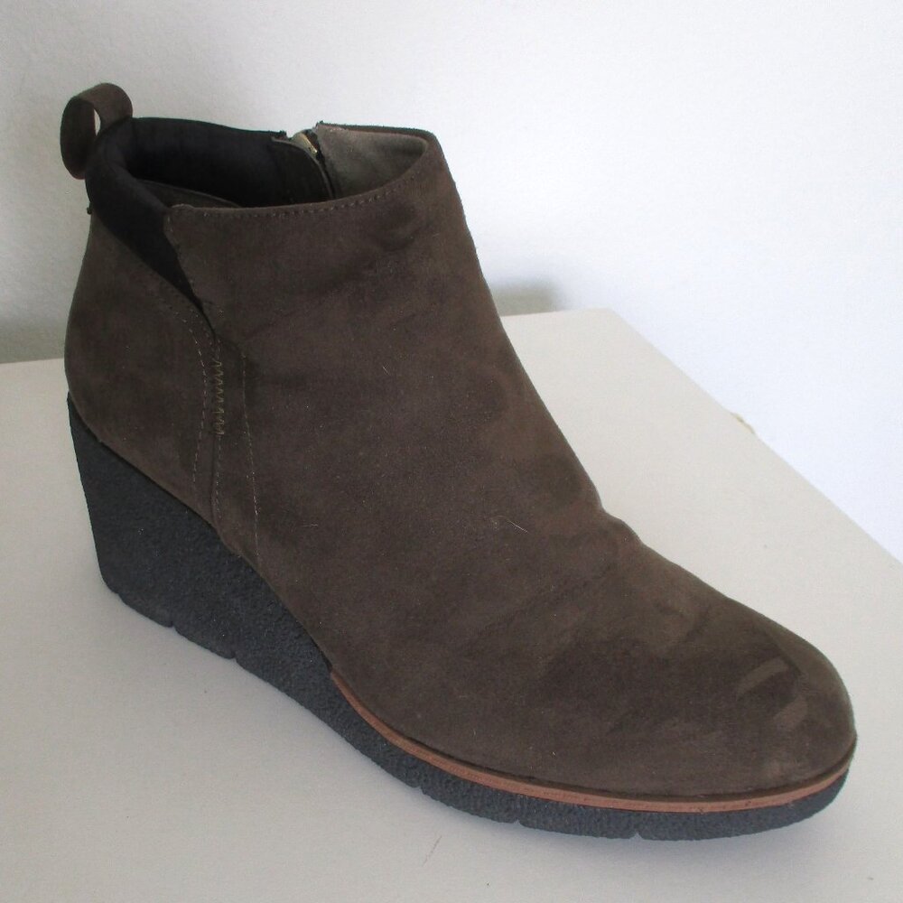 Dr. Scholl's "Berklie" Womens Taupe Faux Suede 2.5" Rubber Wedge Ankle Boot- 10M - Picture 3 of 9